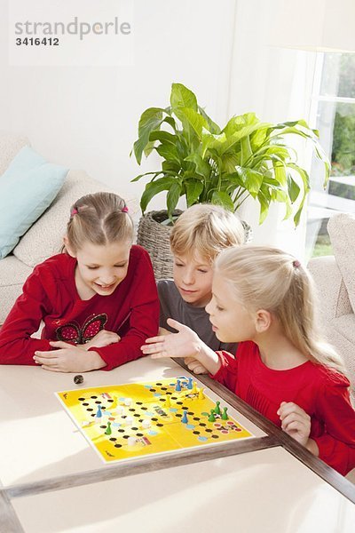 Drei Kinder beim Brettspiel