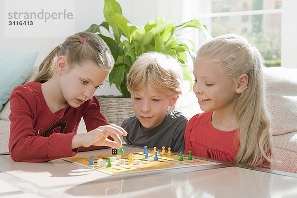 Drei Kinder beim Brettspiel