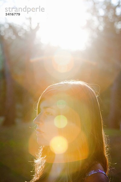 Teenager im Sonnenuntergang