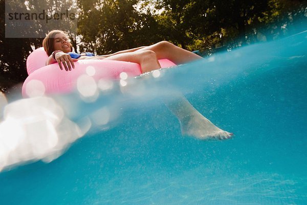 Teenager im Pool