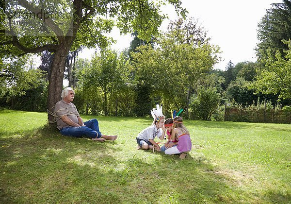 Gebundener Großvater mit Enkelkindern