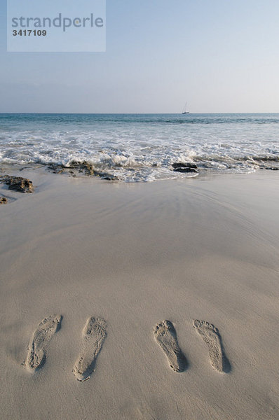 Zwei Fußabdrücke auf Sand