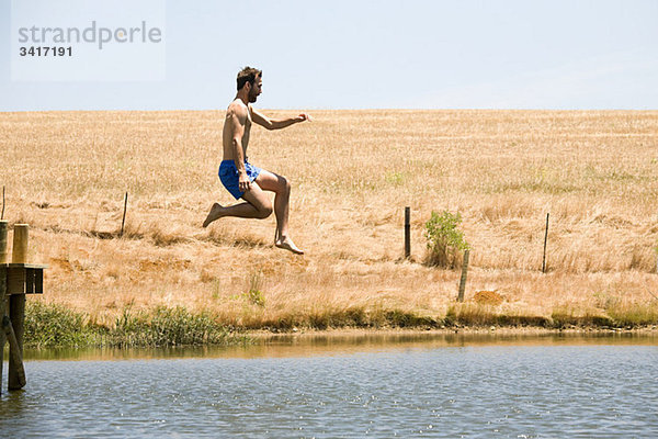 Mann springt in den See
