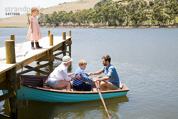 Familie mit Ruderboot