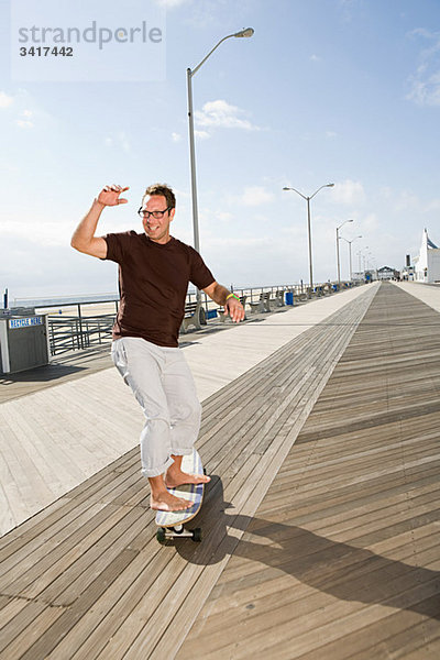 Skateboardfahren auf der Strandpromenade