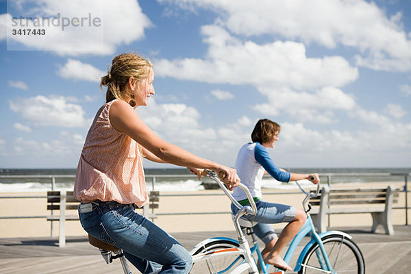 Zwei Frauen beim Radfahren auf der Promenade