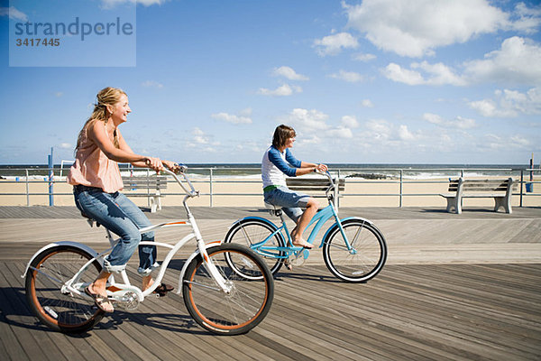 Zwei Frauen beim Radfahren auf der Promenade