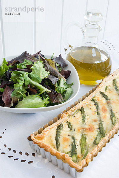 Spargel Quiche mit Salat und Olivenöl