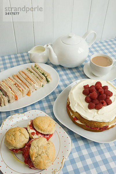 Tee mit Sandwiches und Kuchen