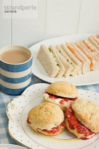 Tee mit Scones und Sandwiches