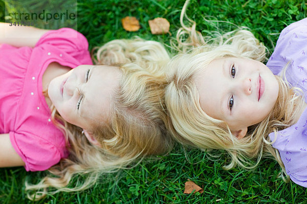 Mädchen auf Gras liegend