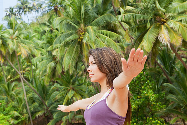 Frau Übendes Yoga von Palmen