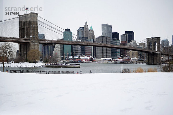 Brooklyn Bridge und Manhattan-Gebäude im Schnee