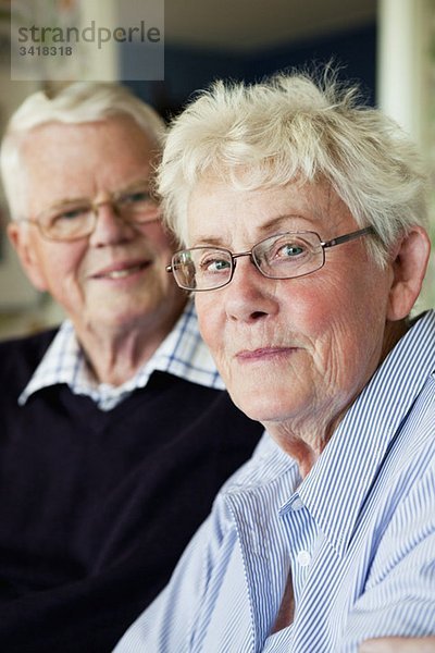 Ältere Frau und Mann zusammen