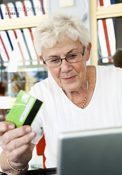 Ältere Frau mit Kreditkarte