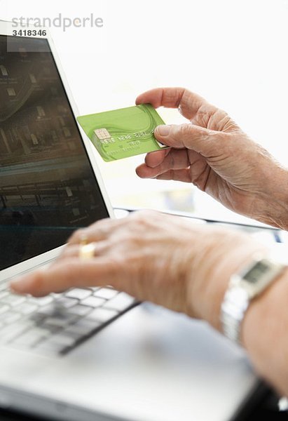 Kreditkarte und Computer