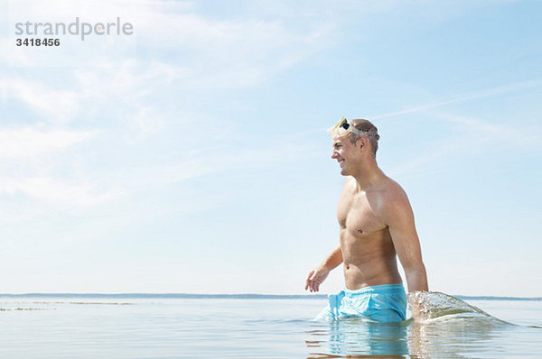 Mann spielt im Wasser