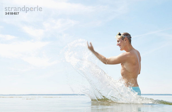 Mann spielt im Wasser