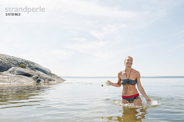 Frau im Wasser stehend