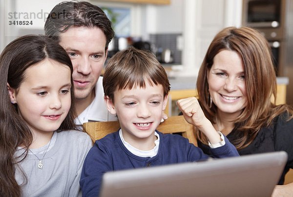 Eltern und Kinder vor dem Computer