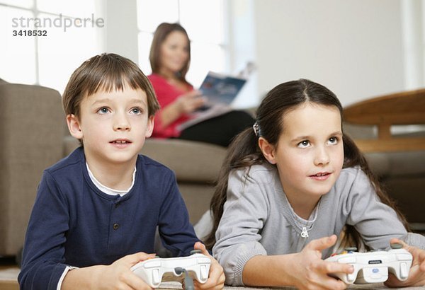 Bruder und Schwester beim Spielen von Videospielen
