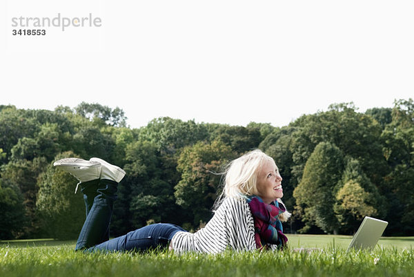 Mädchen im Park mit Computer