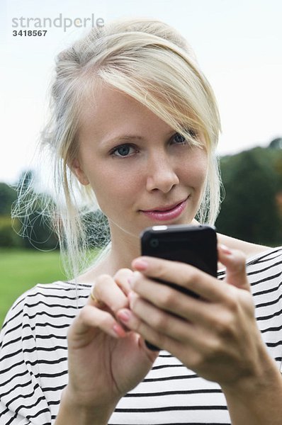 Mädchen mit Telefon draußen