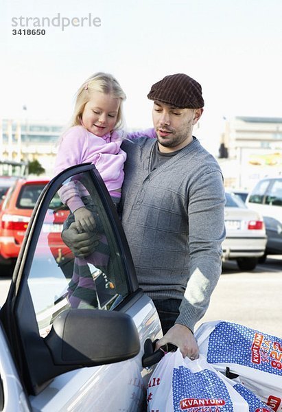 Papa und Tochter gehen einkaufen.