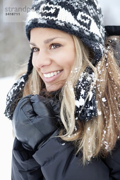 Frau mit Schnee im Haar