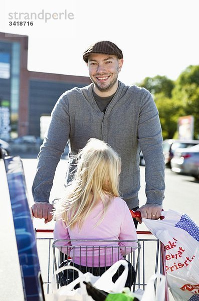 Papa und Tochter gehen einkaufen.