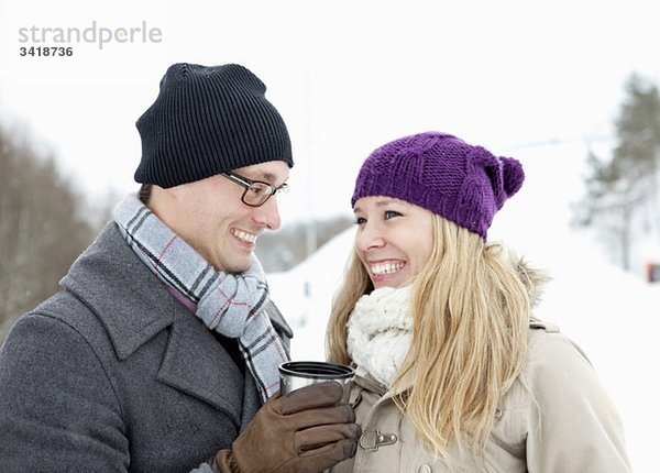 Typ und Mädchen beim Kaffee