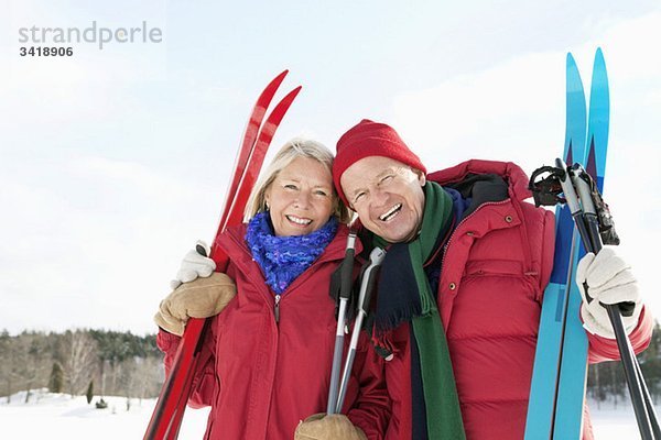 Zwei glückliche Senioren  die im Freien stehen