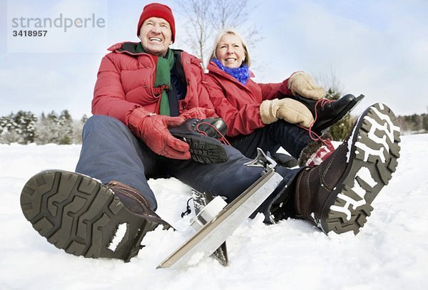Zwei Menschen sitzen im Schnee