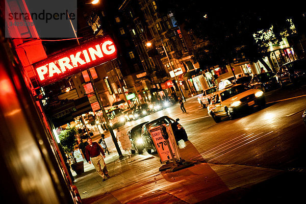 Straße in San Francisco bei Nacht  USA  Schrägansicht