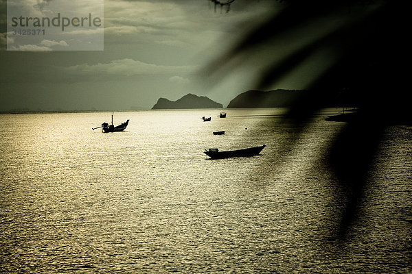 Boote an der Küste von Ko Phangan  Thailand  Erhöhte Ansicht