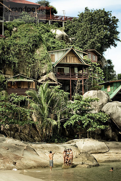 Touristen am Strand von Ko Phangan  Thailand