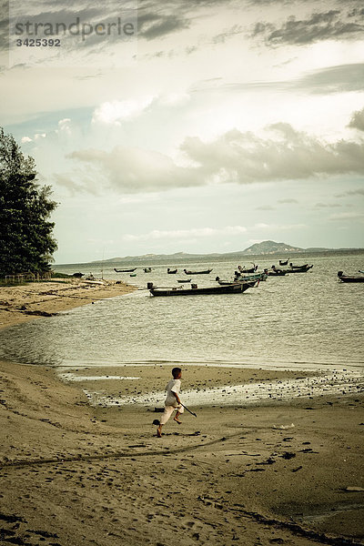 Junge rennt am Strand  Ko Phangan  Thailand  Erhöhte Ansicht