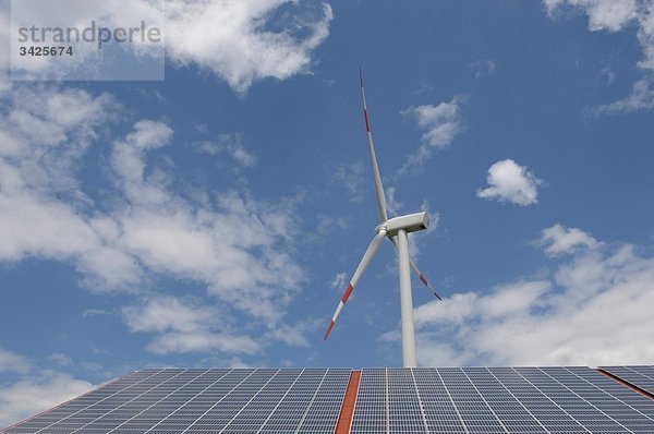 Deutschland  Baden-Württemberg  Merklingen  Solarzellen und Windkraftanlage auf dem Dach