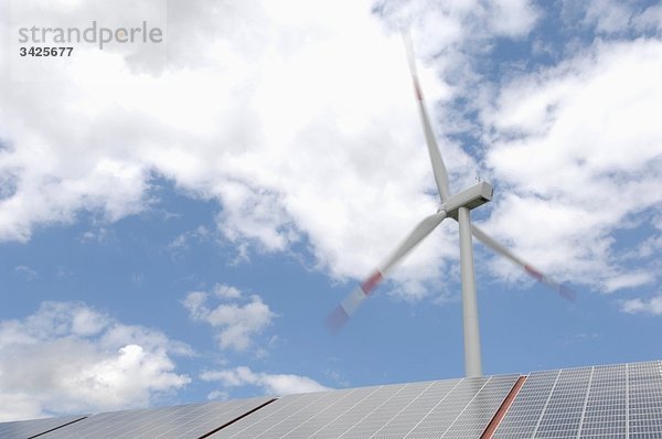 Deutschland  Baden-Württemberg  Merklingen  Solarzellen und Windkraftanlage auf dem Dach