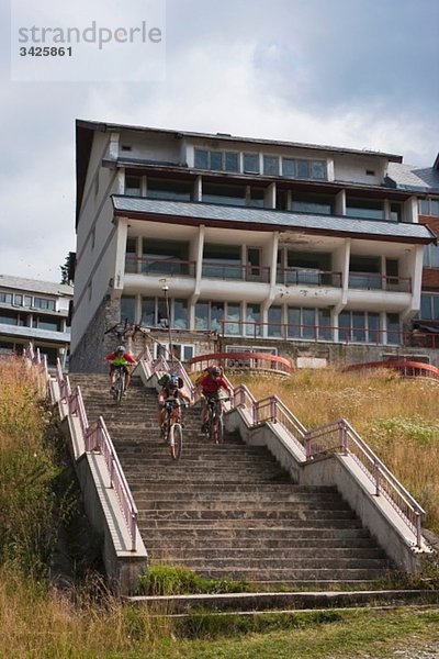 Rumänien  Mountainbiker auf Mountainbikes die Treppen hinunterfahren