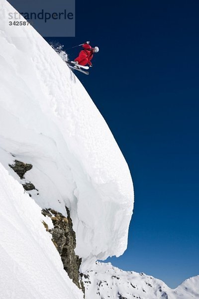 Österreich  Salzburger Land  Gerlos  Skispringen vom Berg  Seitenansicht  erhöhte Ansicht