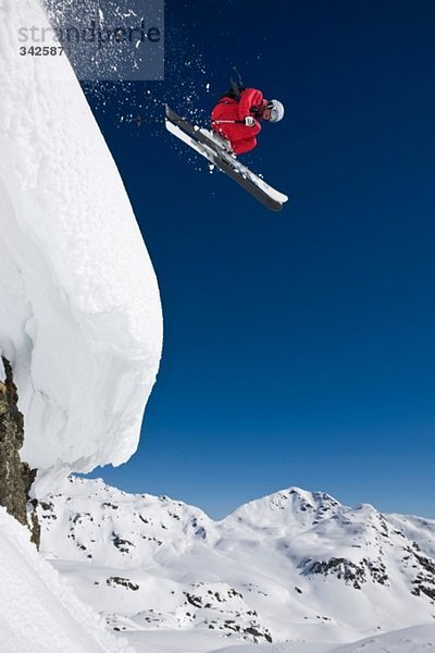 Österreich  Salzburger Land  Gerlos  Skispringen vom Berg  Seitenansicht  erhöhte Ansicht