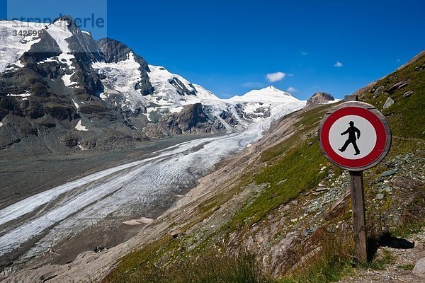 Österreich  Großglockner  Johannisberg  Pasterze-Gletscher  Gamsgrubenweg  Verbotsschild für Wanderer im Vordergrund