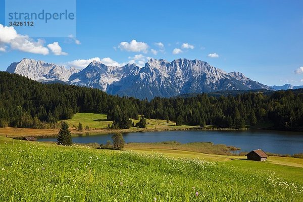 Deutschland  Bayern  Geroldsee mit Blick auf das Karwendelgebirge