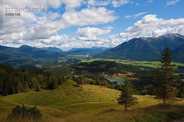 Deutschland  Bayern  Mittenwald  Wildensee und Karwendelgebirge im Hintergrund