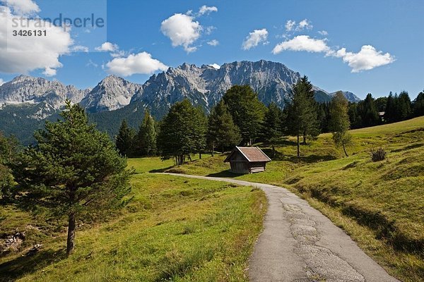 Deutschland  Bayern  Mittenwald  Wanderweg mit Karwendelgebirge im Hintergrund