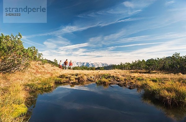 Österreich  Salzburger Land  Wanderer in der Landschaft