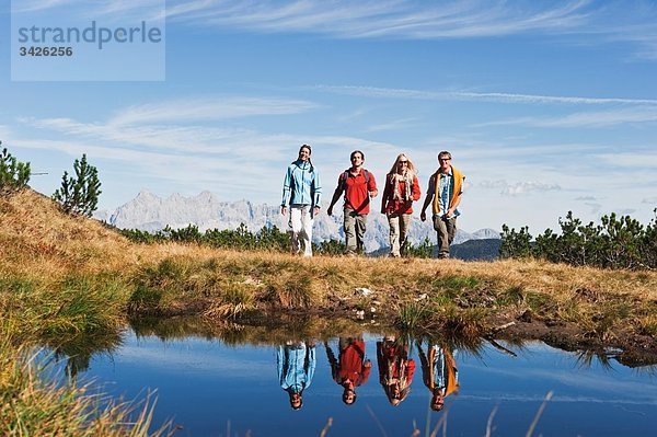 Österreich  Salzburger Land  Vier Wanderer in der Landschaft