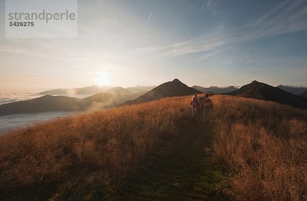 Österreich  Steiermark  Reiteralm  Paar Wanderungen in den Bergen  Rückansicht