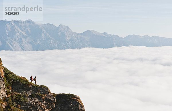 Österreich  Steiermark  Reiteralm  Wandererpaar mit Blick über die Wolken